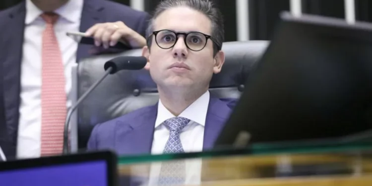 Motta insinua que Eduardo Bolsonaro pode perder cargo e diz que discorda de ‘alguns movimentos’