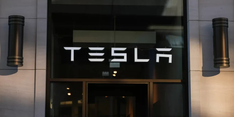 Tesla condenada a pagar 249 milhões a vítimas de acidente mortal