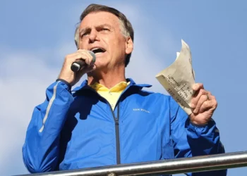 Em resposta ao STF, defesa de Bolsonaro contesta indícios de fuga e pede revisão de prisão domiciliar