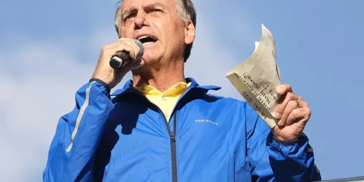 Em resposta ao STF, defesa de Bolsonaro contesta indícios de fuga e pede revisão de prisão domiciliar