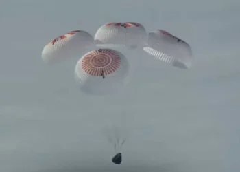 Astronautas da missão SpaceX Crew-10 pousam no mar após 145 dias no espaço