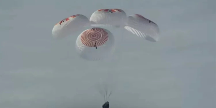 Astronautas da missão SpaceX Crew-10 pousam no mar após 145 dias no espaço