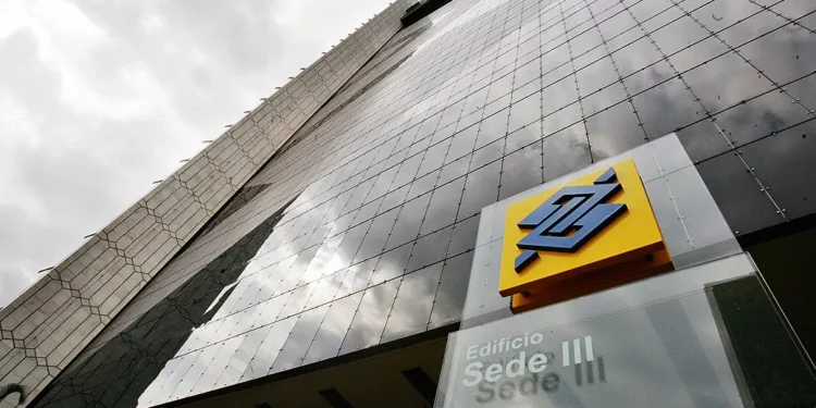 Ibovespa tem leve baixa enquanto espera pelos resultados de Banco do Brasil