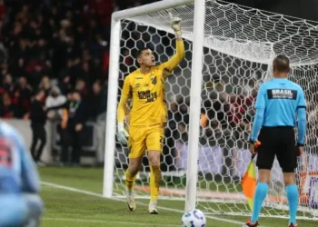 Com expulsão polêmica, decisão nos pênaltis e brilho de Santos, Athletico-PR elimina São Paulo na Copa do Brasil