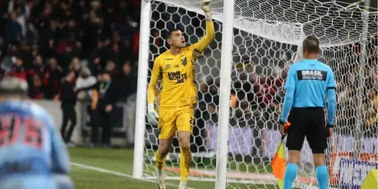 Com expulsão polêmica, decisão nos pênaltis e brilho de Santos, Athletico-PR elimina São Paulo na Copa do Brasil