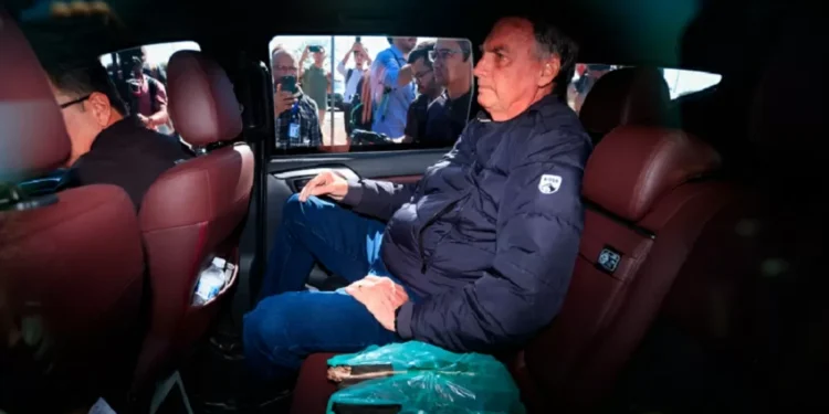 Defesa de Bolsonaro diz que não há provas contra ele e que ex-presidente não agiu para impedir posse de Lula