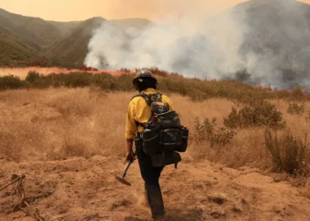 Maior incêndio do ano na Califórnia ameaça habitações e causa 4 feridos