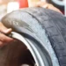 6 descuidos que rasgam os pneus de carro e moto