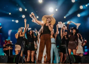 Nattan estreia em Barretos e emociona fãs com homenagem a Rafa Kalimann no palco