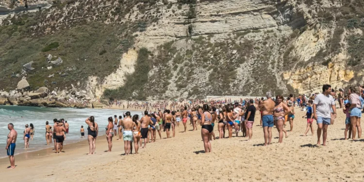 Praia da Nazaré reaberta a banhos