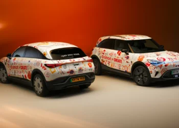 Smart colabora com instituição de caridade numa decoração artística