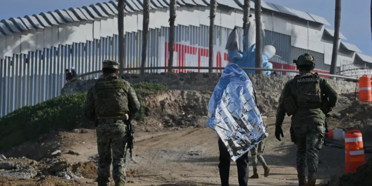 Governo Trump pede suspensão de restrições a operações contra imigrantes