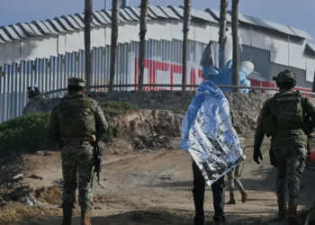 Governo Trump pede suspensão de restrições a operações contra imigrantes