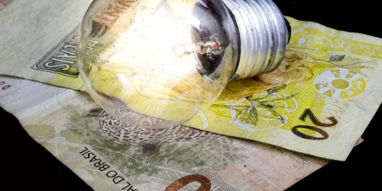 Tarifa de energia deve subir quase o dobro do previsto em 2025, aponta Aneel