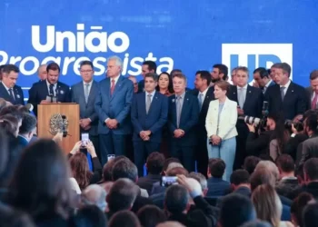 Em meio a dúvida sobre desembarque do governo, União e PP oficializam federação