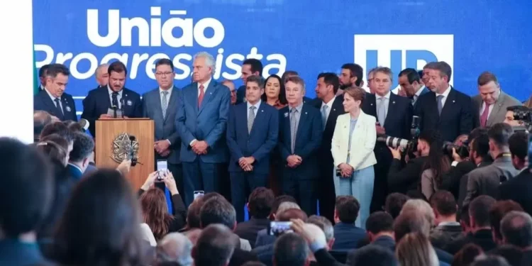 Em meio a dúvida sobre desembarque do governo, União e PP oficializam federação