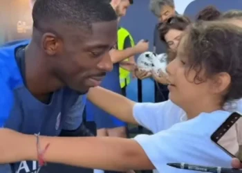 Jogadores do PSG surpreendem jovens com estes gestos