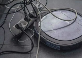 5 hábitos perigosos ao usar extensão elétrica (e como evitar riscos em casa)