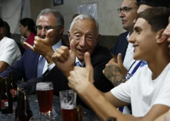 Rabo de Peixe pôs Marcelo a conduzir um barco de pesca e a beber ‘minis’