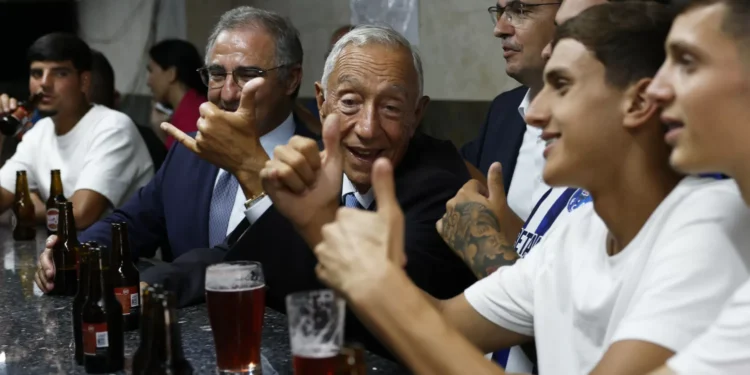 Rabo de Peixe pôs Marcelo a conduzir um barco de pesca e a beber ‘minis’